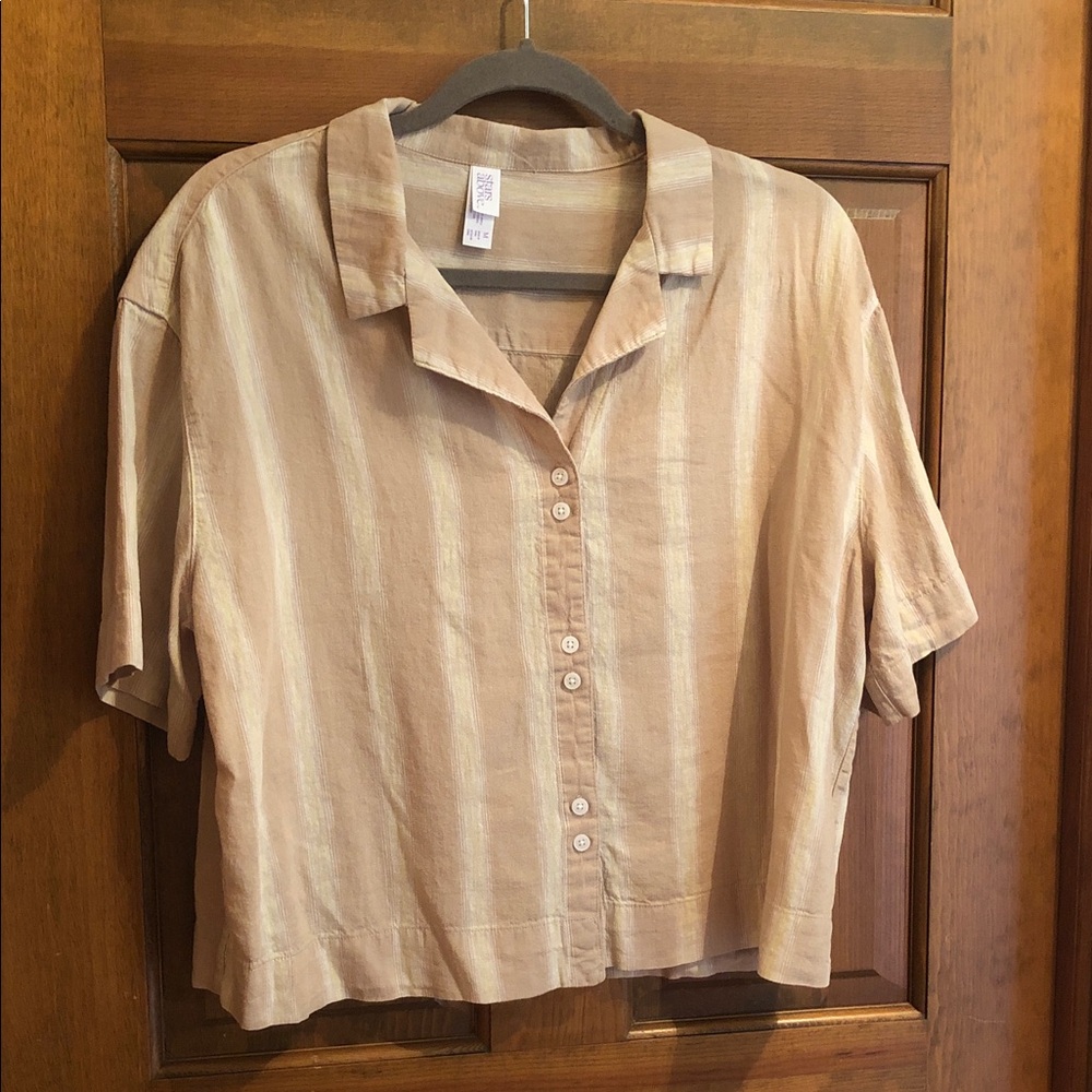 stars above Light Tan and White Linen Short Sleeve Button-Front Shirt NWOT